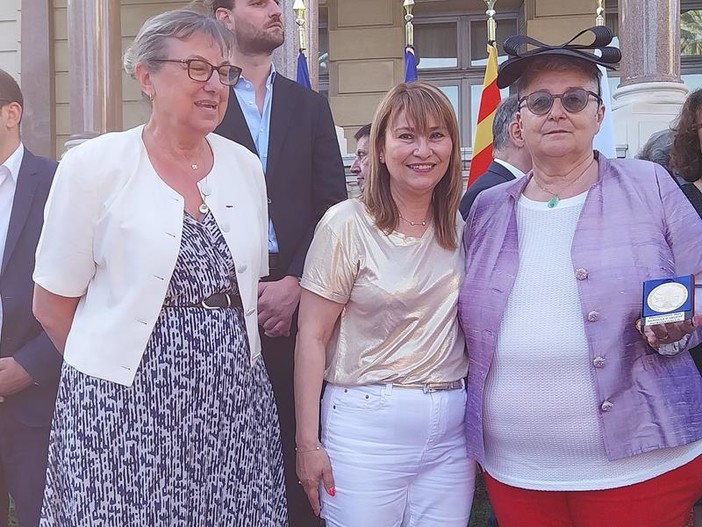 Patrizia Gallo con la medaglia d'argento appena consegnatale Patrizia Gallo con la medaglia d'argento appena consegnatale