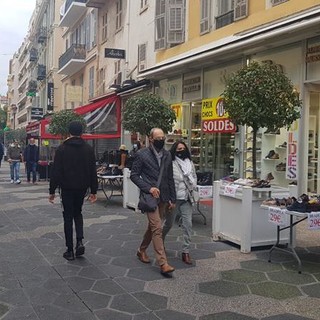 Saldi nella Rue Pietonne a Nizza, foto di Ghjuvan Pasquale