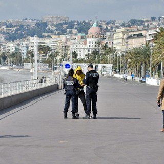Controlli di polizia sulla Promenade des Anglais a Nizza (Prefettura)