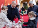 Il Principe ereditario Jacques consegna un dono ad un bimbo monegasco Il Principe ereditario Jacques consegna un dono ad un bimbo monegasco