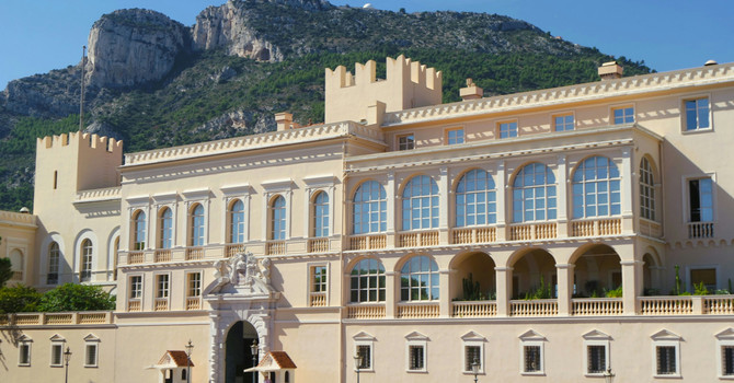 Monaco celebra i 70 anni delle nozze tra il Principe Ranieri III e Grace Kelly con la mostra “Le Mariage du Siècle” Monaco celebra i 70 anni delle nozze tra il Principe Ranieri III e Grace Kelly con la mostra “Le Mariage du Siècle”