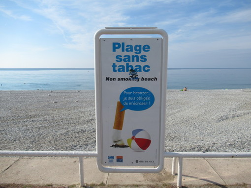 Fumo proibito sulle spiagge di Nizza
