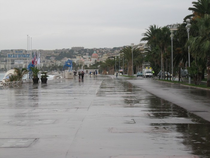 La Promenade des Anglais sotto la pioggia