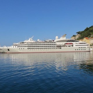 La nave da crociera Lyrial ormeggiata nel porto di Nizza