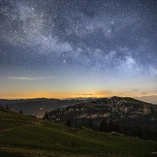 Passeggiata notturna sotto le stelle.