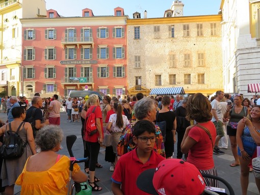 Place Saint François invasa dalle gente