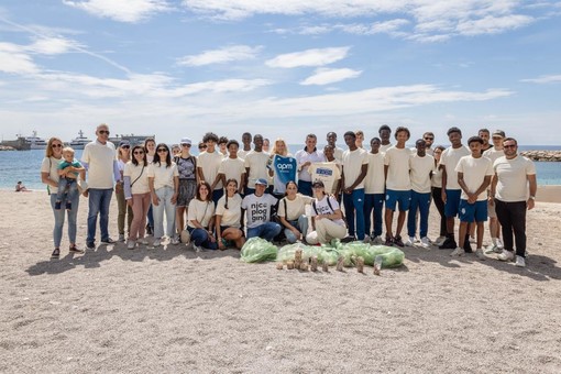 I ragazzi che hanno partecipato alla pulizia della spiaggia di Cap d'Ail I ragazzi che hanno partecipato alla pulizia della spiaggia di Cap d'Ail