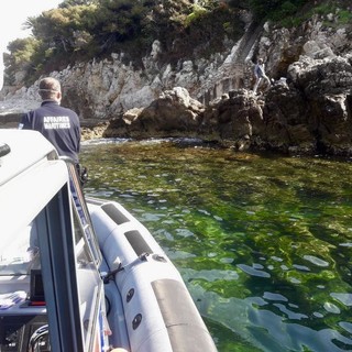 La polizia impegnata in servizi a mare (Prefettura Twitter)