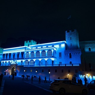 Il Palazzo del Principe illuminato di blu per commemorare i poliziotti caduti in servizio. © Direzione della Comunicazione – Stéphane Danna Il Palazzo del Principe illuminato di blu per commemorare i poliziotti caduti in servizio. © Direzione della Comunicazione – Stéphane Danna