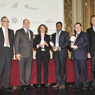 Photo (crédit E. Mathon – Palais Princier): intorno a S.A.S. il Principe Alberto II, da sinistra, Mungo Park, dirigente banca d'investimento Innovator Capital e organizzatore di CleanEquity Monaco, i tre premiati e Michel Dotta Presidente della CDE