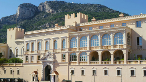 Monaco celebra i 70 anni delle nozze tra il Principe Ranieri III e Grace Kelly con la mostra “Le Mariage du Siècle” Monaco celebra i 70 anni delle nozze tra il Principe Ranieri III e Grace Kelly con la mostra “Le Mariage du Siècle”