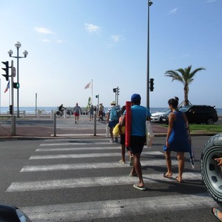 Pedoni sulla Promenade