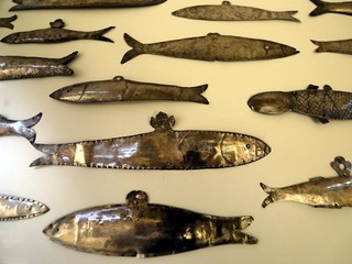 Ensemble d’ ex-voto en forme de poissons, du trésor de la confrérie des pêcheurs de saint Pierre Nice, fin XVIIe siècle - XVIIIe siècle. Feuille d’argent repoussée. Collection Palais Lascaris. Inv. PL-05-25-6-1 à PL-05-25-6-36 Ensemble d’ ex-voto en forme de poissons, du trésor de la confrérie des pêcheurs de saint Pierre Nice, fin XVIIe siècle - XVIIIe siècle. Feuille d’argent repoussée. Collection Palais Lascaris. Inv. PL-05-25-6-1 à PL-05-25-6-36