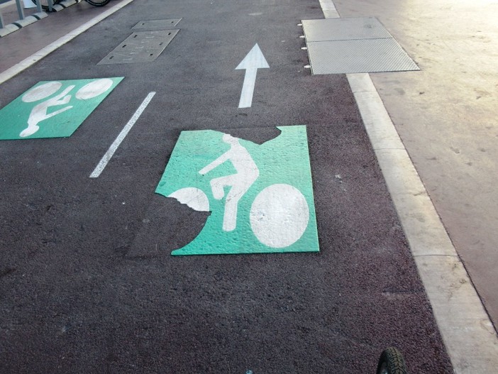 Promenade des Anglais, segnaletica orizzontale Promenade des Anglais, segnaletica orizzontale