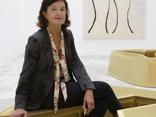 Agnès Thurnauer, assise sur l’une de ses