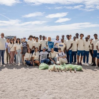 I ragazzi che hanno partecipato alla pulizia della spiaggia di Cap d'Ail