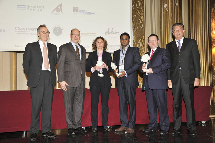 Photo (crédit E. Mathon – Palais Princier): intorno a S.A.S. il Principe Alberto II, da sinistra, Mungo Park, dirigente banca d'investimento Innovator Capital e organizzatore di CleanEquity Monaco, i tre premiati e Michel Dotta Presidente della CDE