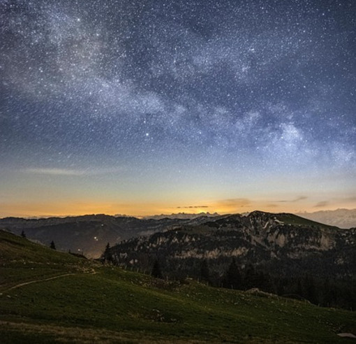 Passeggiata notturna sotto le stelle.