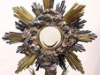 Ostensoir. XVIIIe siècle. Argent, métal doré, verre. Dépôt commune et paroisse de Saorge. Inv. D-85-7-33 Ostensoir. XVIIIe siècle. Argent, métal doré, verre. Dépôt commune et paroisse de Saorge. Inv. D-85-7-33