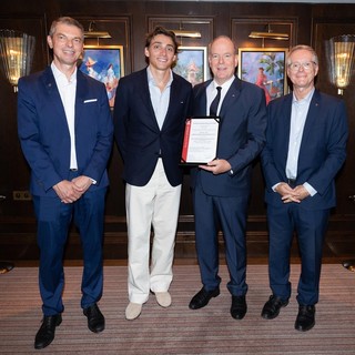 S.A.S. il Principe Alberto II, presidente della Federazione Monegasca di Atletica (FMA), Rodolphe Berlin, vicepresidente, e Frédéric Choquard, direttore, insieme a Mondo Duplantis, ambasciatore del Meeting Herculis EBS 2026.