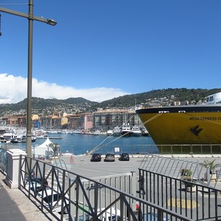 Traghetto della Corsica Ferries nel porto di Nizza
