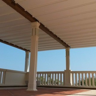 Il cambiamento climatico è ormai una realtà e crea problemi anche nel periodo estivo, ma con le tende da sole a bracci o le pergole fisse o mobili potrai ugualmente goderti i tuoi spazi esterni