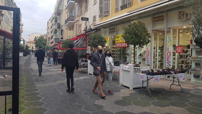 Saldi nella Rue Pietonne a Nizza, foto di Ghjuvan Pasquale Saldi nella Rue Pietonne a Nizza, foto di Ghjuvan Pasquale