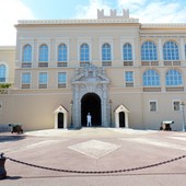 Il Palais Princier di Monaco si illumina di rosso per la quinta edizione di «Septembre Rouge» Il Palais Princier di Monaco si illumina di rosso per la quinta edizione di «Septembre Rouge»