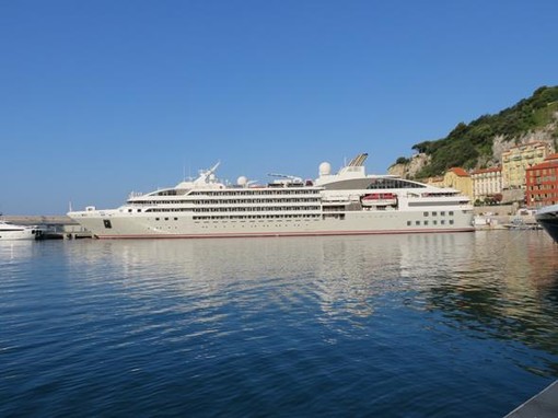 La nave da crociera Lyrial ormeggiata nel porto di Nizza La nave da crociera Lyrial ormeggiata nel porto di Nizza