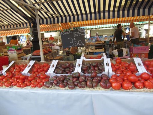 Tanti pomodori al mercato di Cours Saleya Tanti pomodori al mercato di Cours Saleya