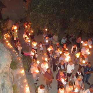A Gorbio la suggestiva, tradizionale ed emozionante “procession des limaces”