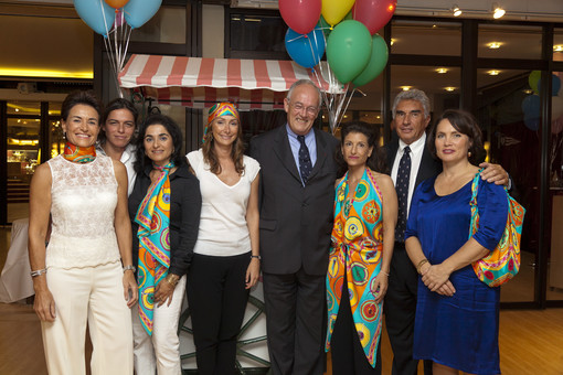 Con il Ministro di Stato Michel Roger, da destra: Celina Lafuente de Lavotha, Donatella Kenecht de Massy, Samira Jourabchi, Vanessa Tubino, Laura Cotton, Bernard D’Alessandri e Sophie Pichon Con il Ministro di Stato Michel Roger, da destra: Celina Lafuente de Lavotha, Donatella Kenecht de Massy, Samira Jourabchi, Vanessa Tubino, Laura Cotton, Bernard D’Alessandri e Sophie Pichon
