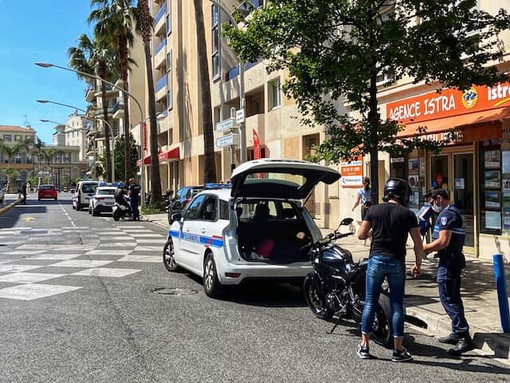 La Police Municipale sanziona dei motociclisti in Boulevard François Grosso