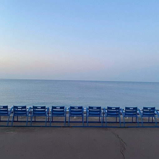 Sedie vuote sulla Promenade des Anglais (Twitter) Sedie vuote sulla Promenade des Anglais (Twitter)