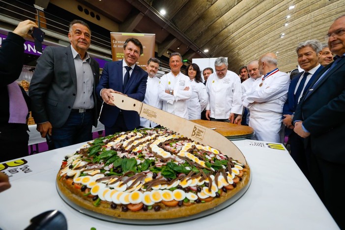 Il Pan Bagnat del diametro di 104 centimetri Il Pan Bagnat del diametro di 104 centimetri