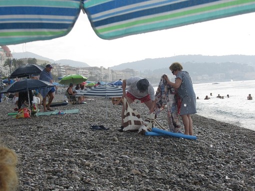 Pioggia d'agosto sulle spiagge di Nizza Pioggia d'agosto sulle spiagge di Nizza