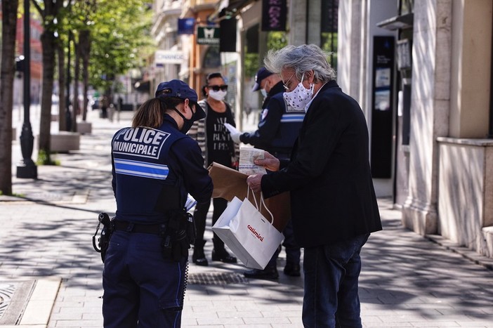 Pattuglia della Polizia Municipale in Avenue Jean Médecin a Nizza Pattuglia della Polizia Municipale in Avenue Jean Médecin a Nizza