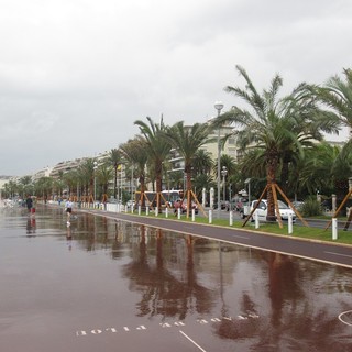 Pioggia sulla Promenade (Foto di archivio)