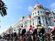 Parigi - Nizza, i ciclisti davanti al Negresco (foto tratta dal sito ufficiale della corsa)