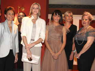 Tutti i membri del Comitato Ladies Lunch assieme alla Presidente onoraria - Photographe Pascale Digeaux Tutti i membri del Comitato Ladies Lunch assieme alla Presidente onoraria - Photographe Pascale Digeaux