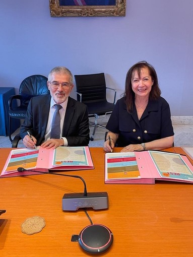 La firma tra Patrice Cellario e Alberte Esacnde (Foto: DR)