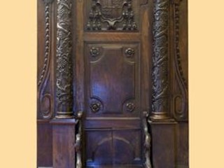 Chaire épiscopale de l’évêque de Nice. Nice, fin XVIIe siècle. Bois de noyer sculpté. Collection Palais Lascaris, don Baron Lazzaroni. Inv. PL-05-5-13 Chaire épiscopale de l’évêque de Nice. Nice, fin XVIIe siècle. Bois de noyer sculpté. Collection Palais Lascaris, don Baron Lazzaroni. Inv. PL-05-5-13