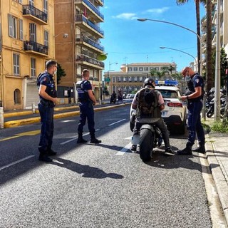 Pattuglia della Police Municipale in Boulevard François Grosso a Nizza