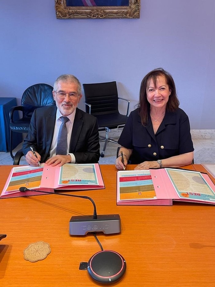 La firma tra Patrice Cellario e Alberte Esacnde (Foto: DR)