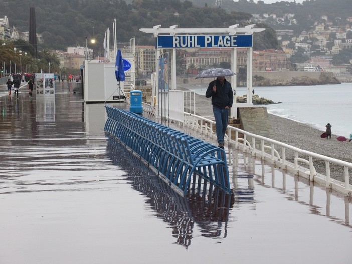 Pioggia sulla Promenade des Anglais, foto di archivio Pioggia sulla Promenade des Anglais, foto di archivio