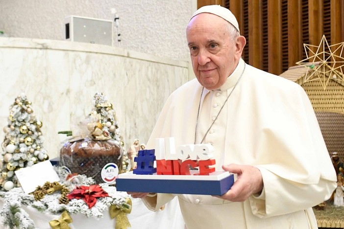 Papa Francesco riceve copia di #IloveNice