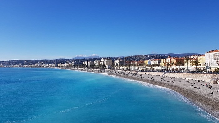 Nonostante la pandemia il bel tempo attira molte persone sulle spiagge di Nizza, foto di Ghjuvan Pasquale