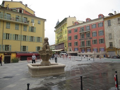 Ultimi ritocchi a Place Saint François nel Vieux Nice