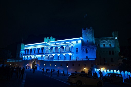 Il Palazzo del Principe illuminato di blu per commemorare i poliziotti caduti in servizio. © Direzione della Comunicazione – Stéphane Danna Il Palazzo del Principe illuminato di blu per commemorare i poliziotti caduti in servizio. © Direzione della Comunicazione – Stéphane Danna