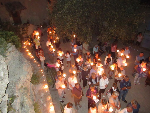 A Gorbio la suggestiva, tradizionale ed emozionante “procession des limaces” A Gorbio la suggestiva, tradizionale ed emozionante “procession des limaces”